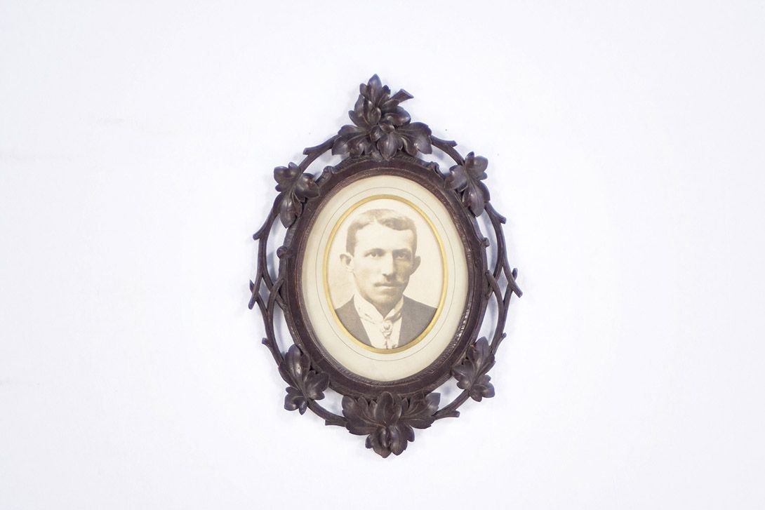 Foto Portrait of a Man with Carved Frame ​h62x45cm 14C4