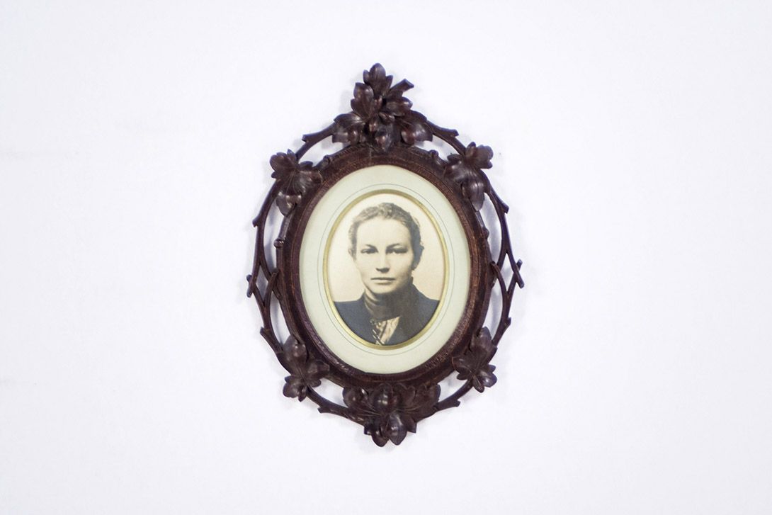 Foto Portrait of a Woman with Carved Frame h62x45 14C3