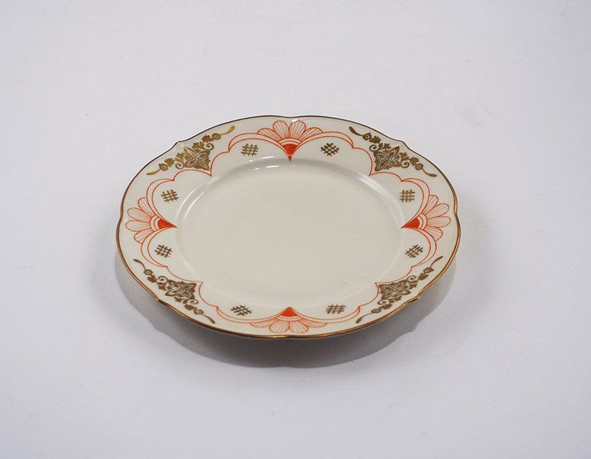 Foto Plate with Golden Pattern