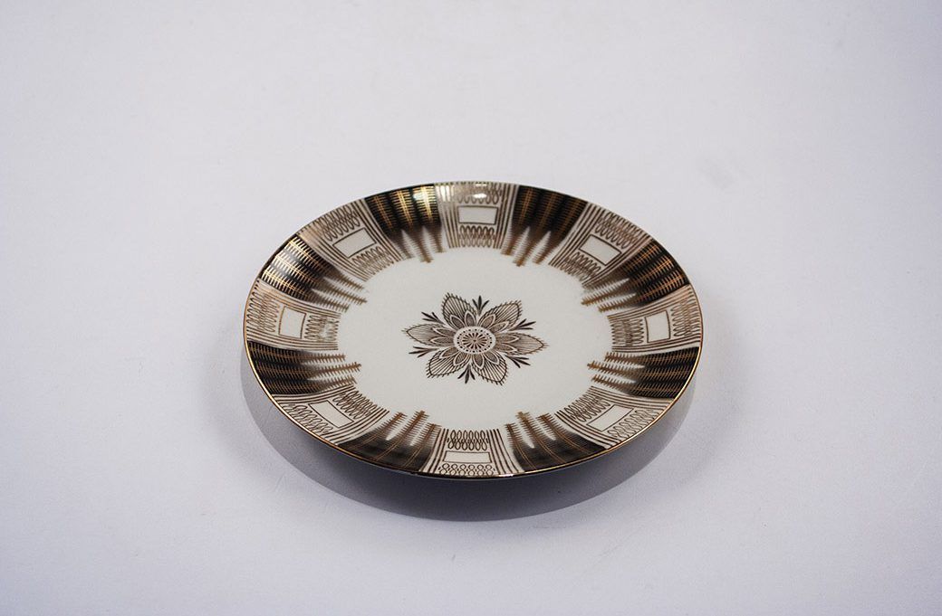 Foto Plate with Brown and Golden Pattern