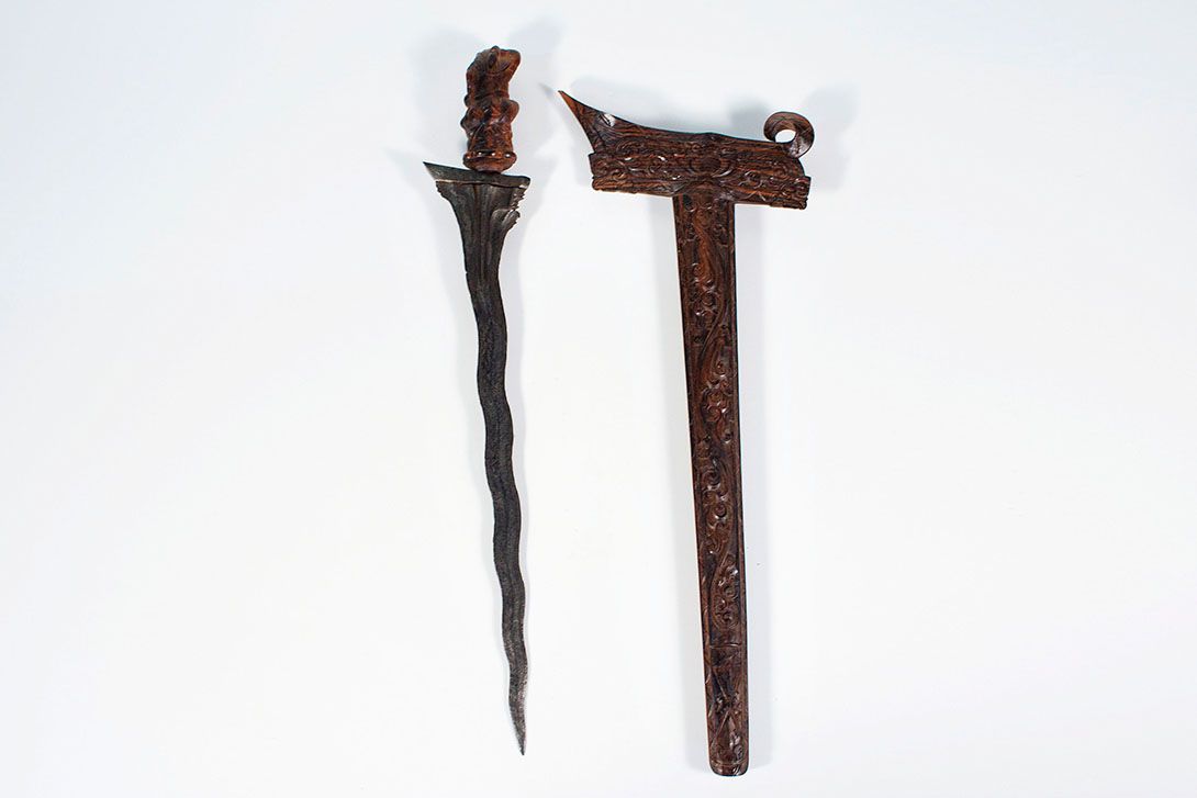 Foto Balinese Dagger Carved Wood