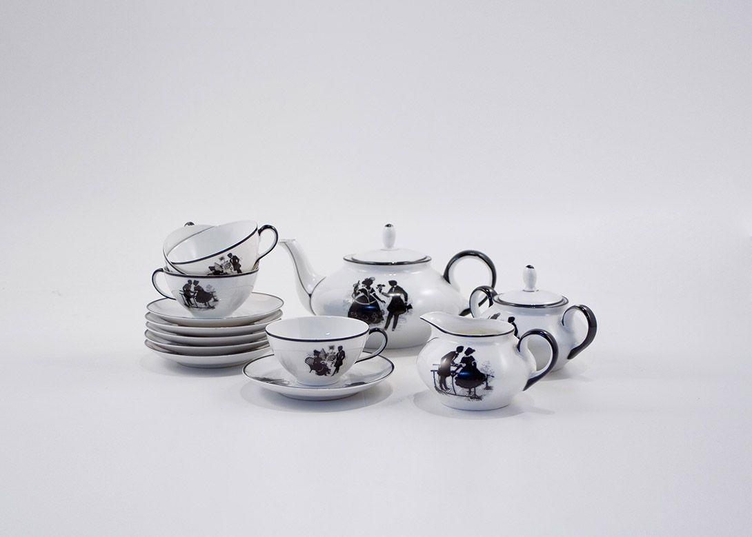 Foto Tea Set with Rococo Illustration