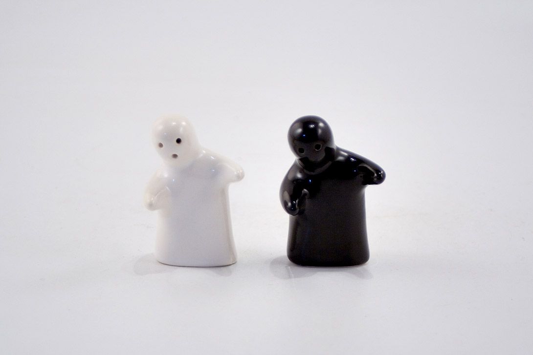 Foto Porcelain Salt and Pepper Shaker