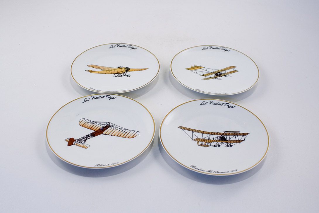 Foto Plates with Airplane Illustrations