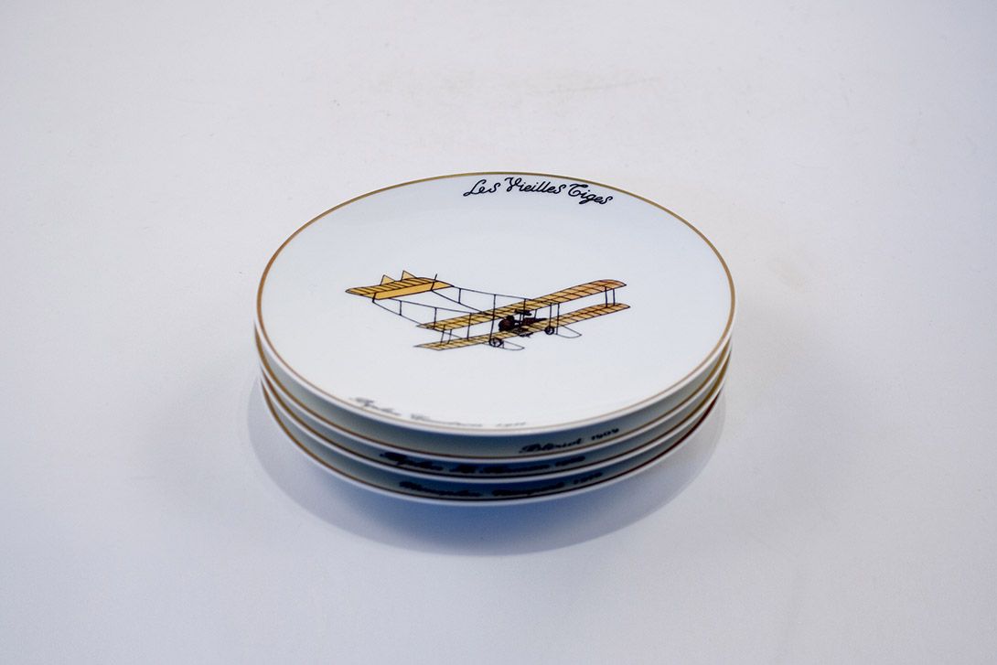 Foto Plates with Airplane Illustrations
