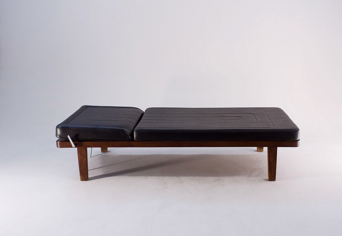 Foto Daybed with Black Upholstery and Wooden Frame h45x190x85