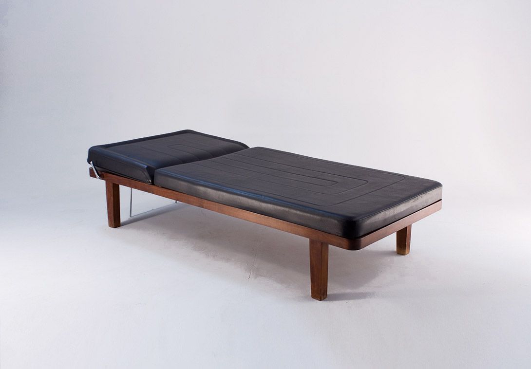 Foto Daybed with Black Upholstery and Wooden Frame h45x190x85