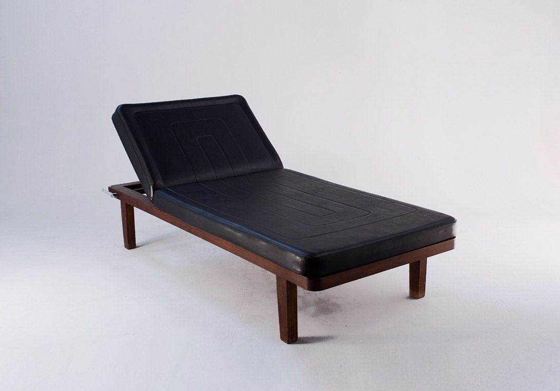 Foto Daybed with Black Upholstery and Wooden Frame h45x190x85