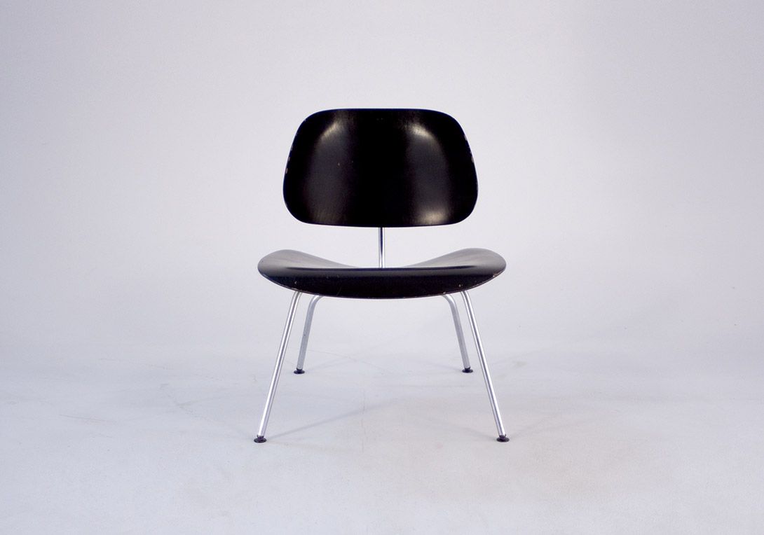 Foto Black Eames DCM Molded Plywood Dining Chair with Chrome Metal Base