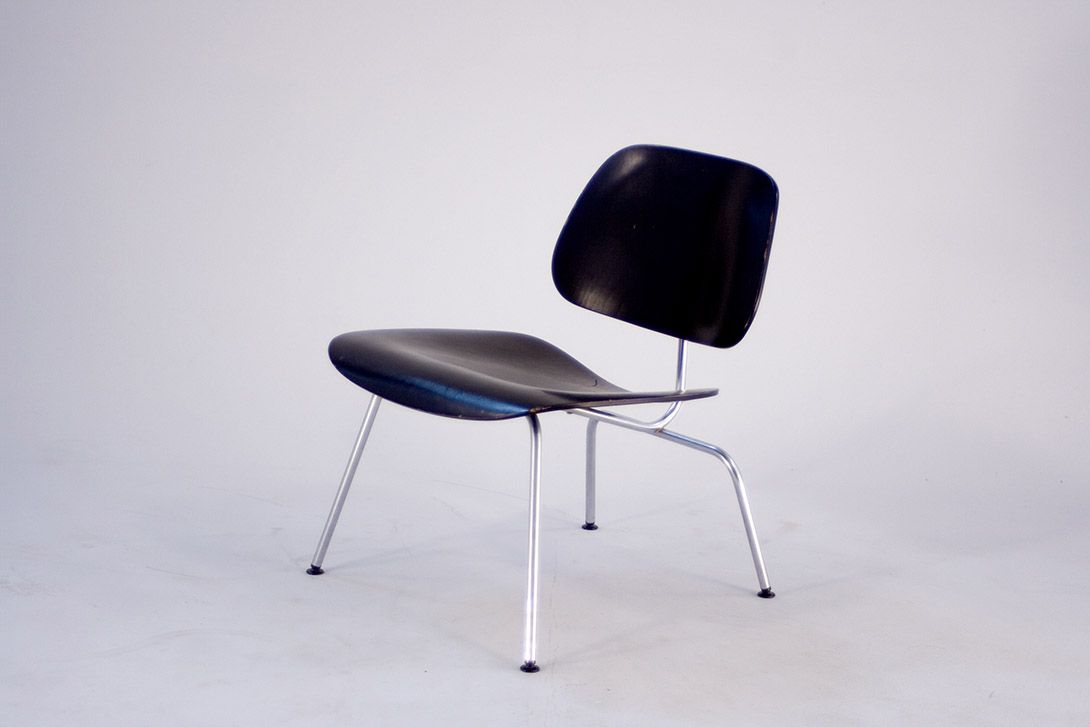 Foto Black Eames DCM Molded Plywood Dining Chair with Chrome Metal Base