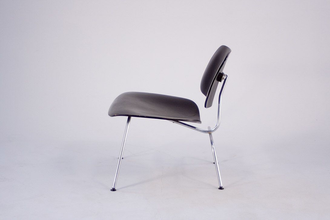 Foto Black Eames DCM Molded Plywood Dining Chair with Chrome Metal Base