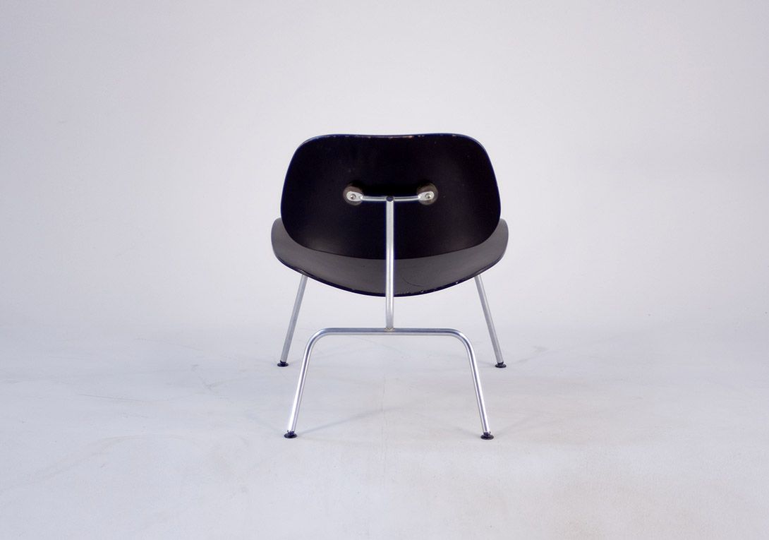 Foto Black Eames DCM Molded Plywood Dining Chair with Chrome Metal Base