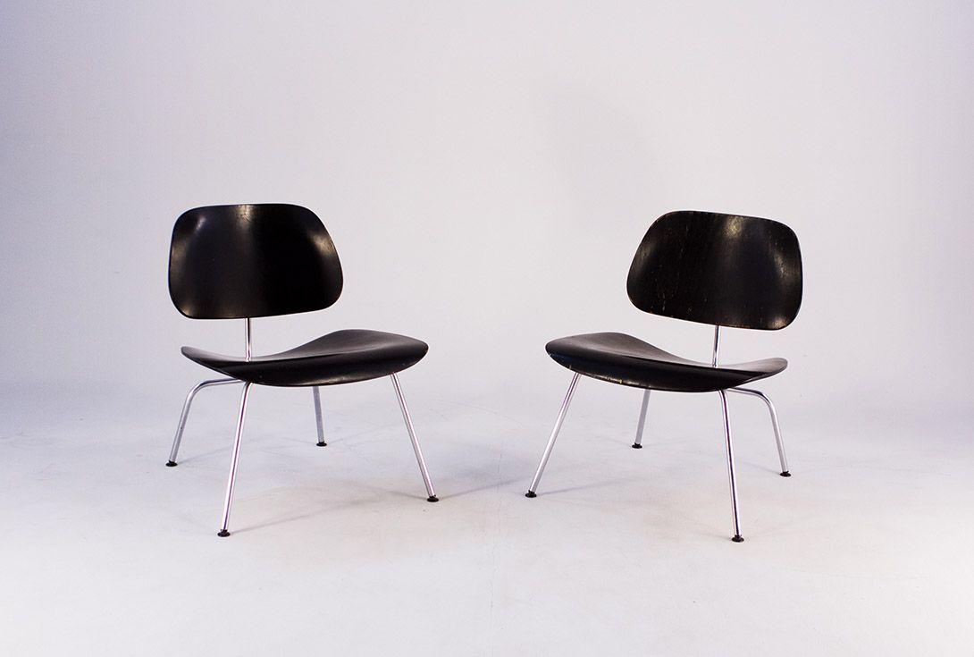 Foto Black Eames DCM Molded Plywood Dining Chair with Chrome Metal Base