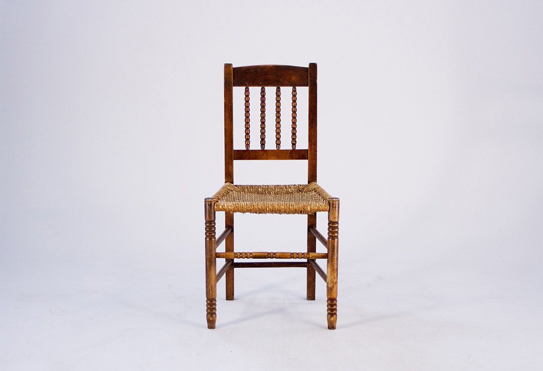 Foto 1890&#8217;s Wooden Kitchen Chair with Woven Seat and Lathed Frame