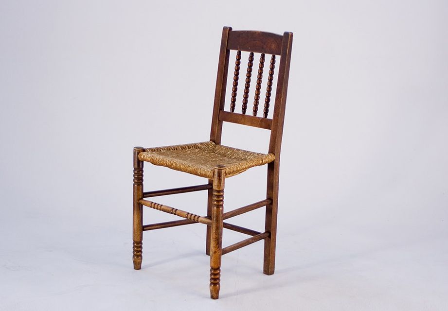 Foto 1890&#8217;s Wooden Kitchen Chair with Woven Seat and Lathed Frame