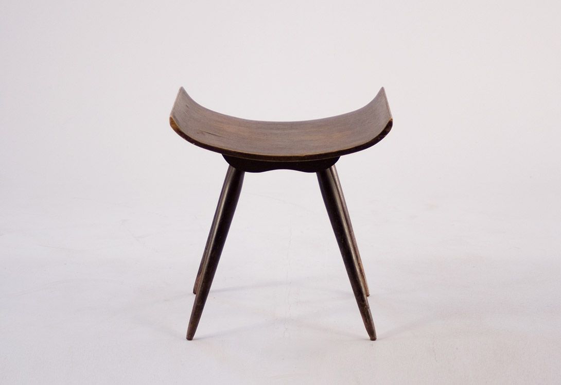 Foto Dark Wooden Stool with Arch-Shaped Seat and Slanted Legs