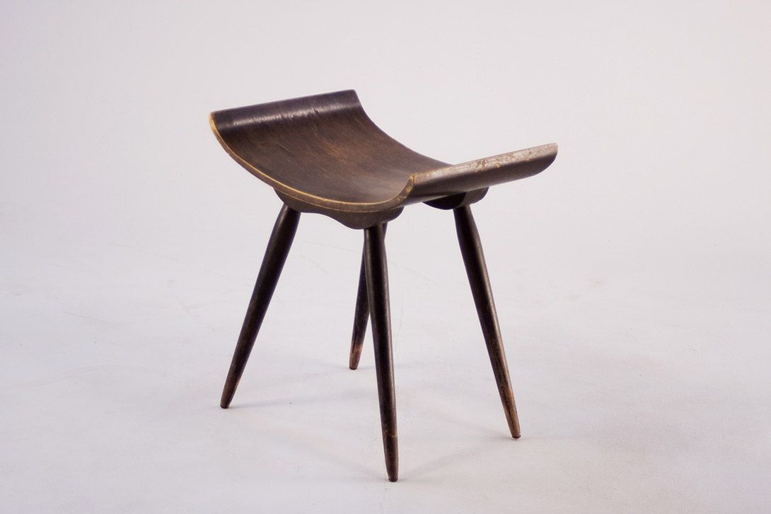 Foto Dark Wooden Stool with Arch-Shaped Seat and Slanted Legs