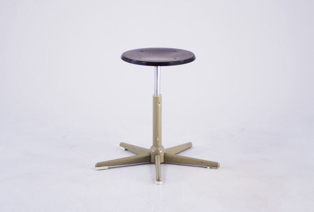 Foto Adjustable Industrial Stool with Circle Black Seat and Elephant-Grey Radial Five-Pointed Swivel-Base