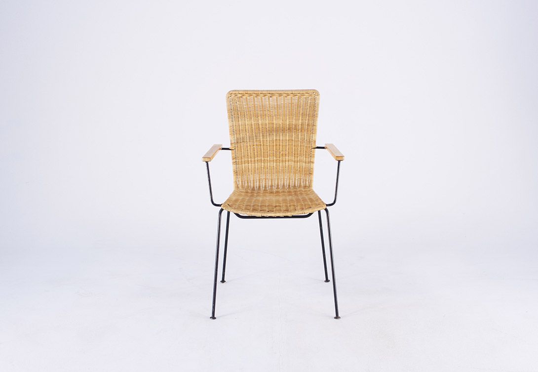 Foto Wicker Chair with Delicate Black Metal Base and Armrests, 1971