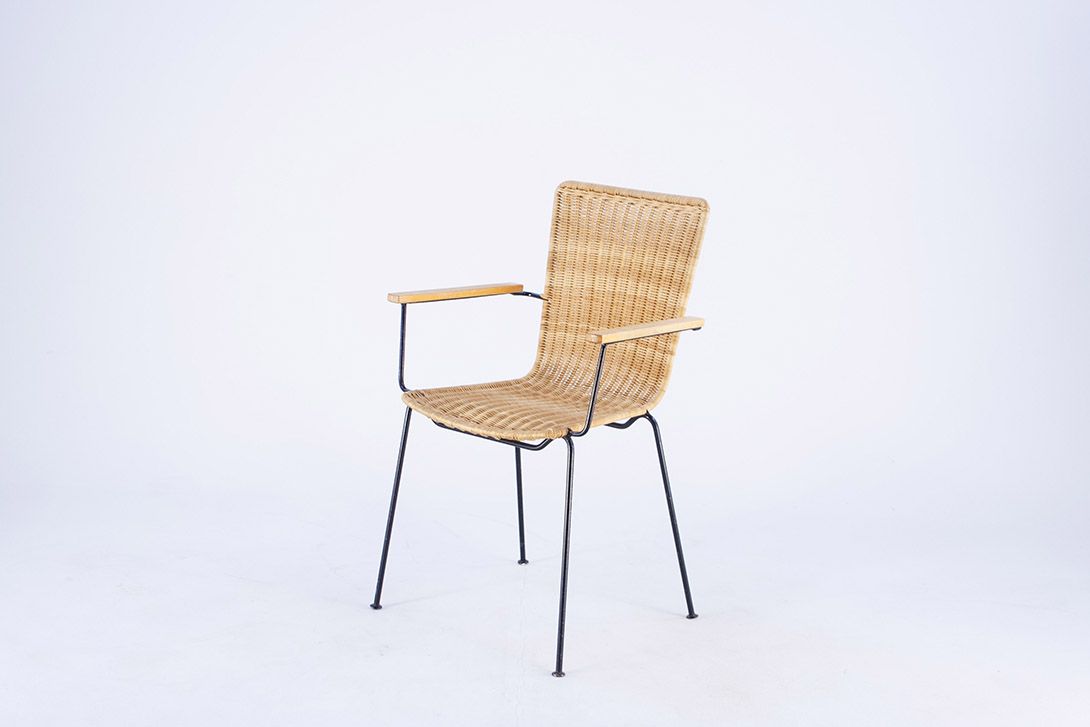 Foto Wicker Chair with Delicate Black Metal Base and Armrests, 1971