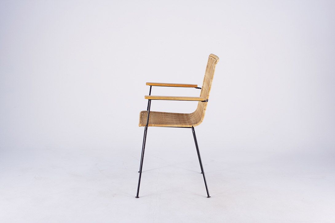 Foto Wicker Chair with Delicate Black Metal Base and Armrests, 1971