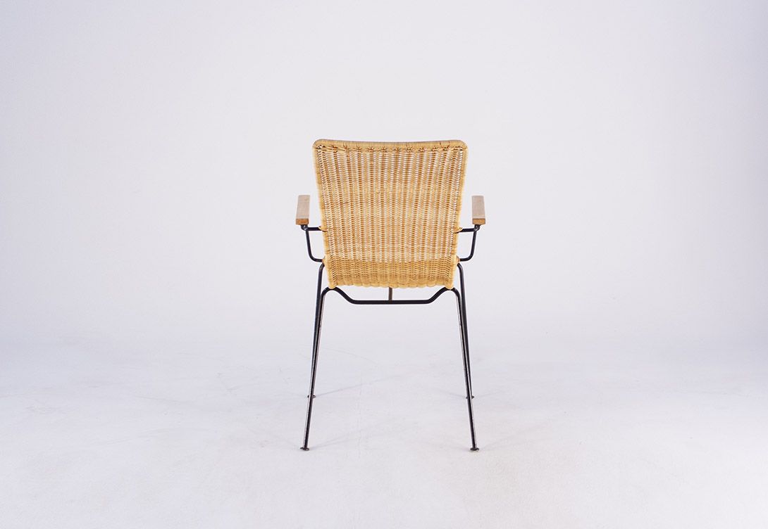 Foto Wicker Chair with Delicate Black Metal Base and Armrests, 1971