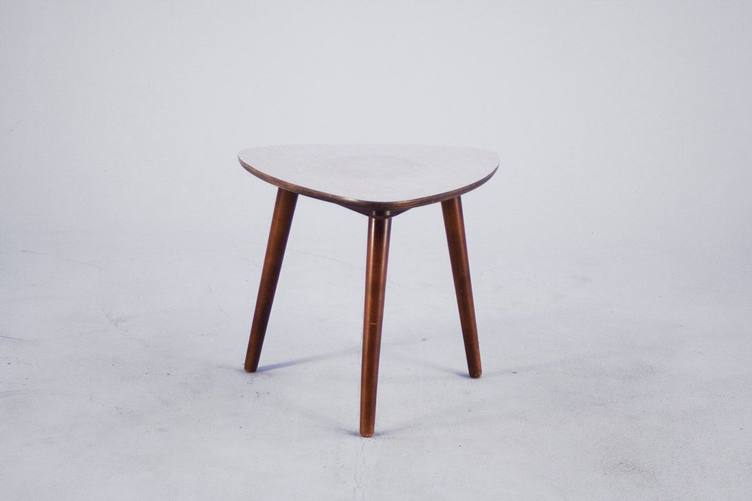 Foto Triangular Wooden Side Table h36x40