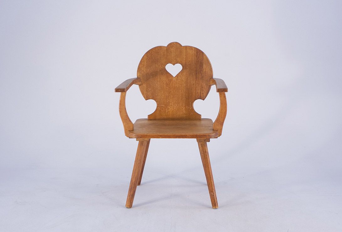 Foto Alpine Rustic Wooden Kitchen Chair with Armrests and Carved Heart Backrest