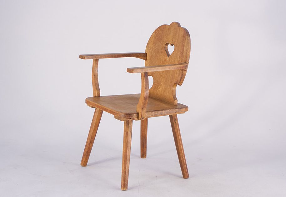 Foto Alpine Rustic Wooden Kitchen Chair with Armrests and Carved Heart Backrest