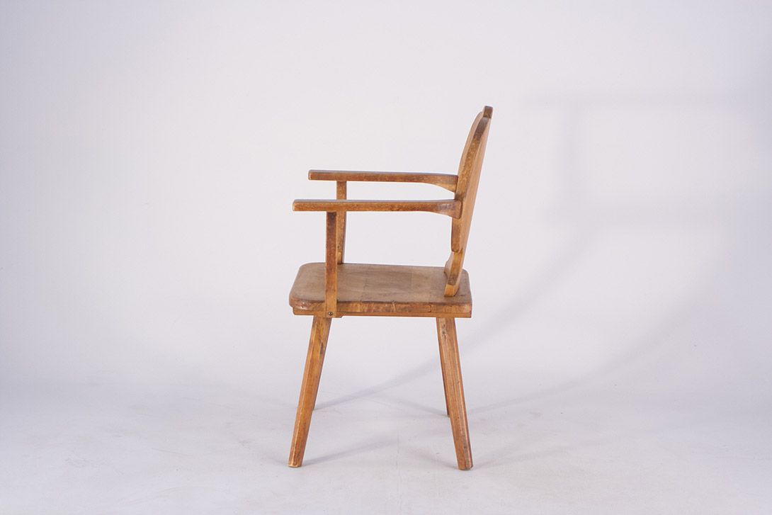 Foto Alpine Rustic Wooden Kitchen Chair with Armrests and Carved Heart Backrest