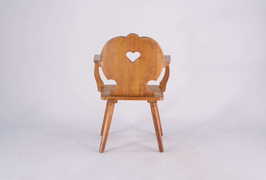 Foto Alpine Rustic Wooden Kitchen Chair with Armrests and Carved Heart Backrest