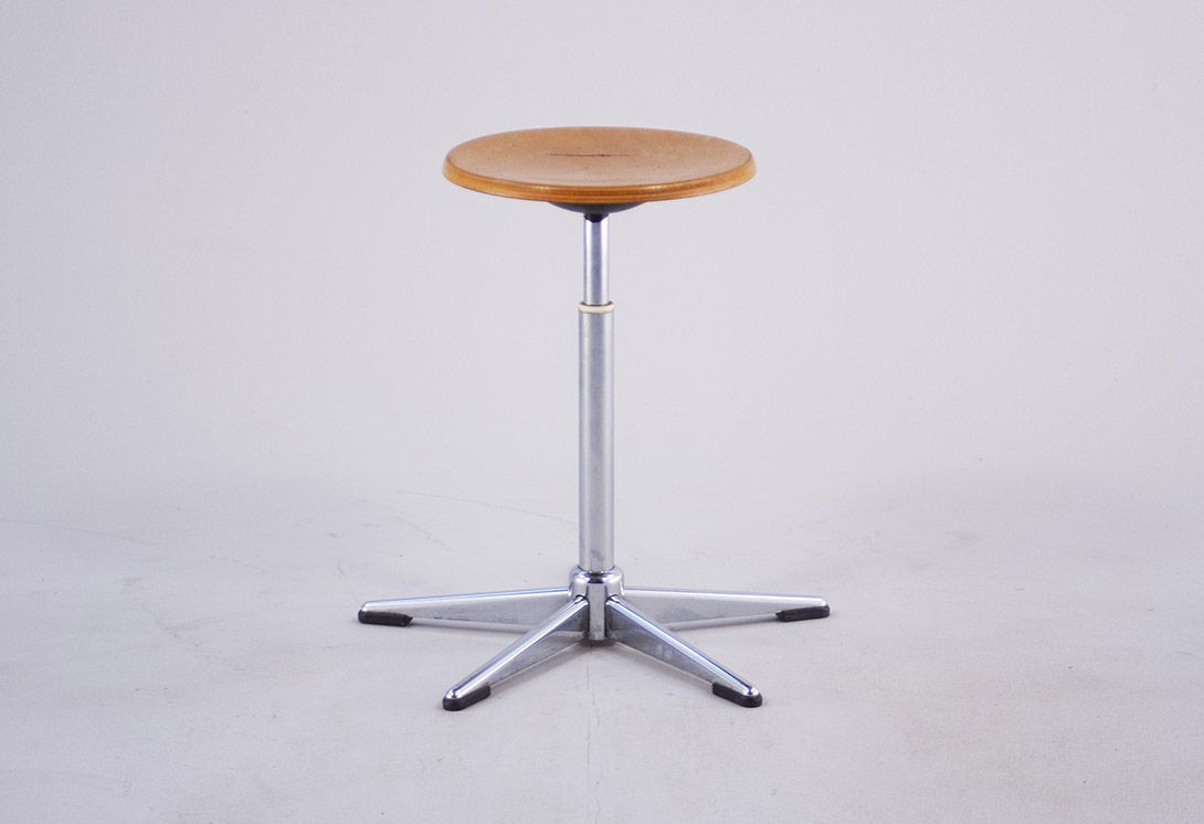 Foto Adjustable Industrial Stool with Light Wooden Seat and Chrome Radial Five-Pointed Swivel-Base