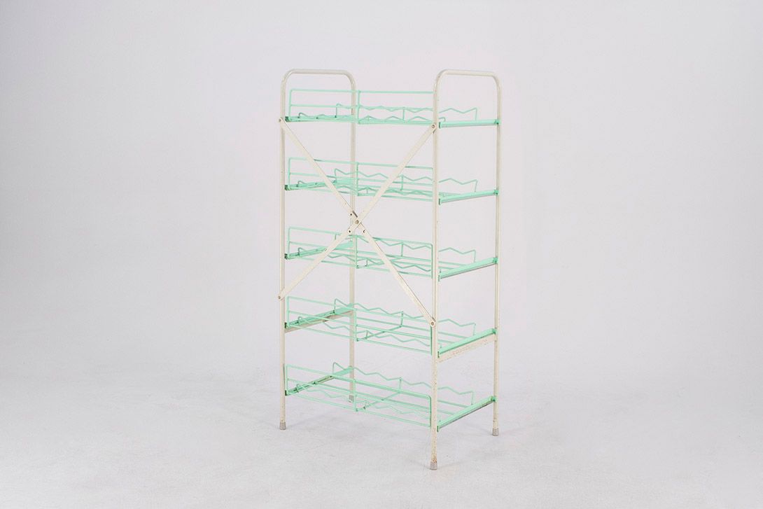 Foto Metal Bottle Shelf Berlin 1946 h130x65x40