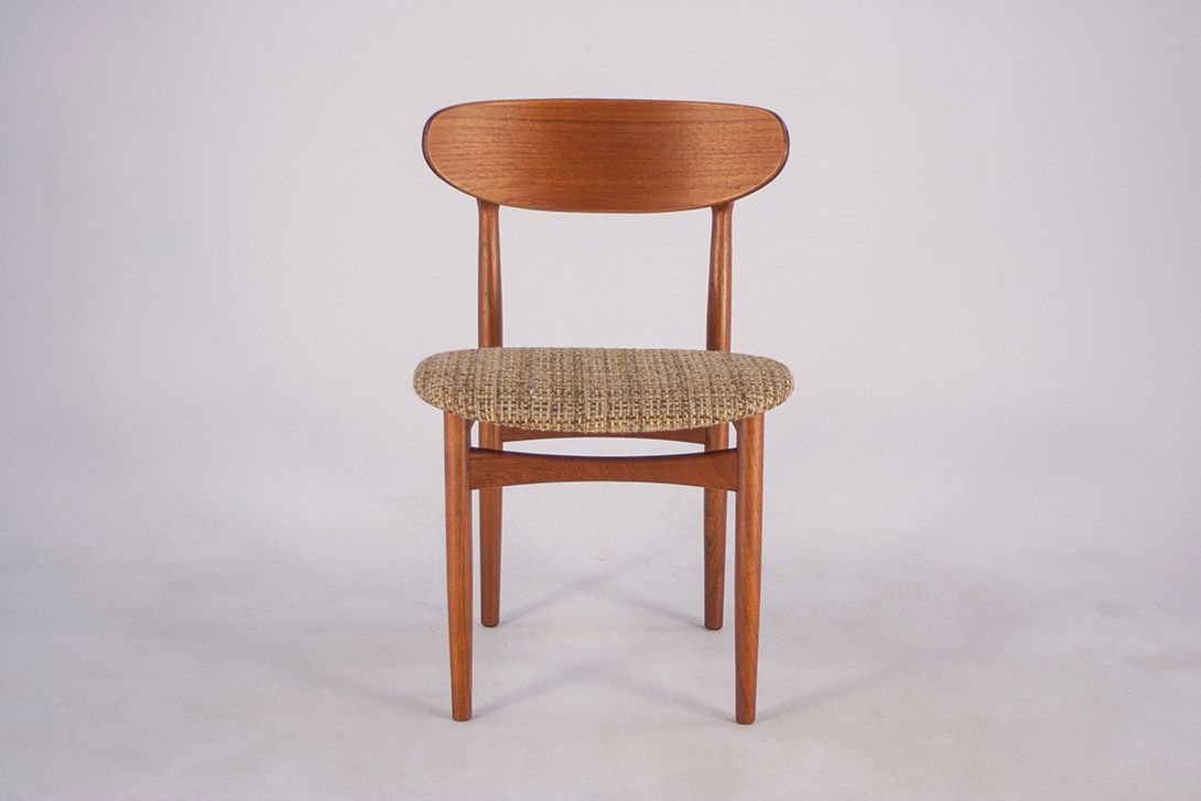 Foto Classic Danish Wooden Dining Chair with Upholstered Seating Surface