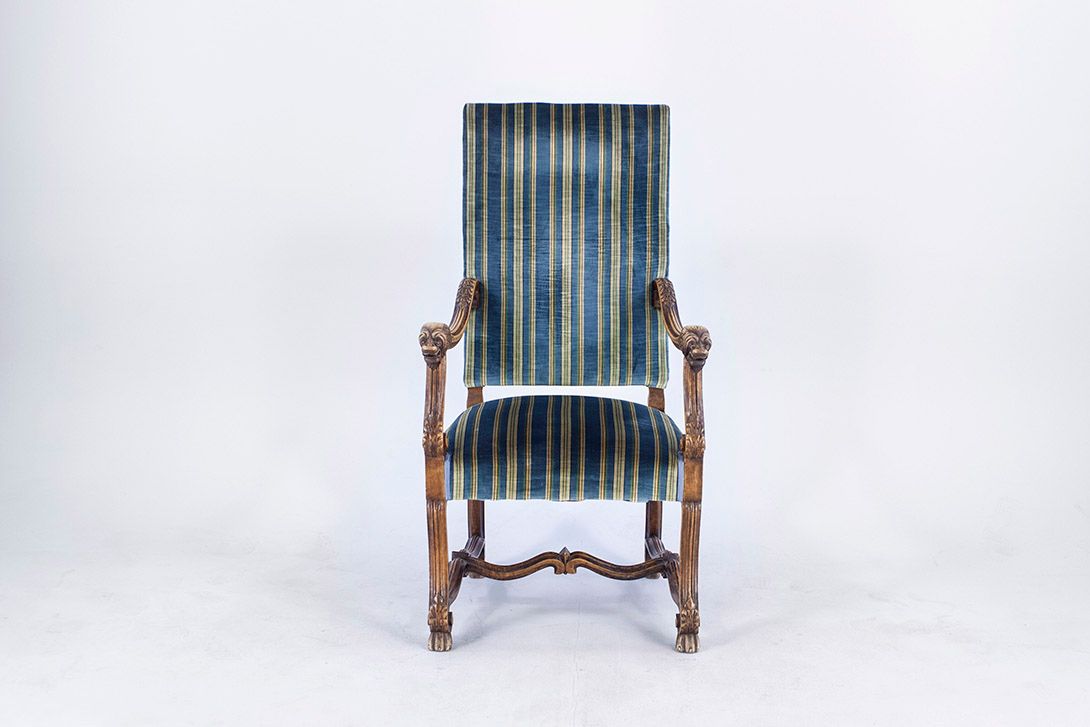 Foto Wooden Armchair with Elegantly Curved Frame, Lion&#8217;s Feet and Blue/Green Striped Velvet Upholstery