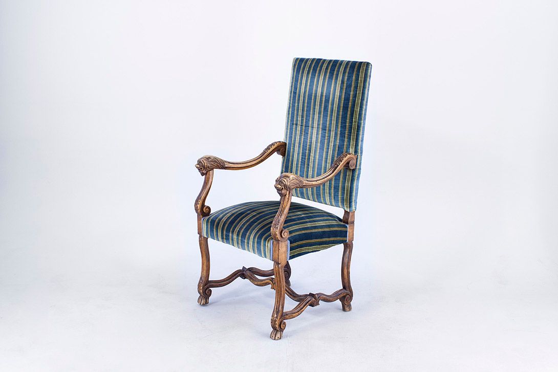 Foto Wooden Armchair with Elegantly Curved Frame, Lion&#8217;s Feet and Blue/Green Striped Velvet Upholstery