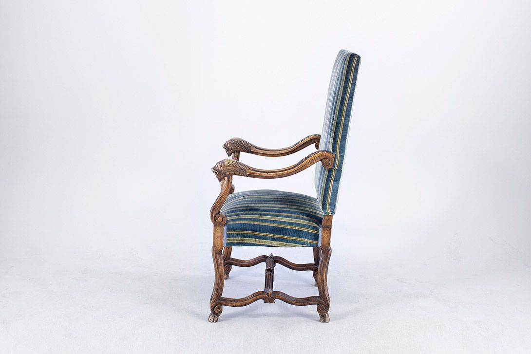 Foto Wooden Armchair with Elegantly Curved Frame, Lion&#8217;s Feet and Blue/Green Striped Velvet Upholstery