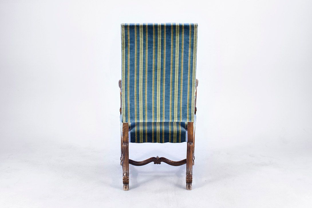 Foto Wooden Armchair with Elegantly Curved Frame, Lion&#8217;s Feet and Blue/Green Striped Velvet Upholstery