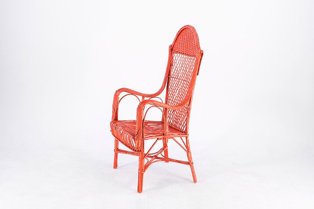 Foto Red Colonial-Style Wicker Basket Armchair with High Backrest