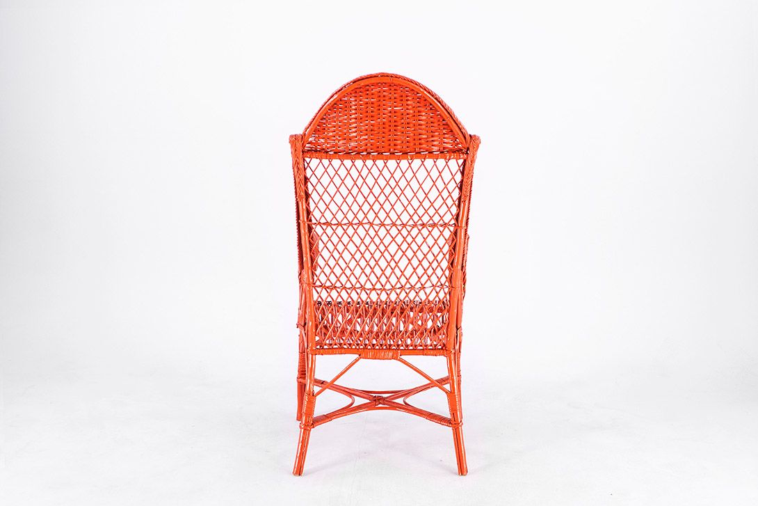 Foto Red Colonial-Style Wicker Basket Armchair with High Backrest