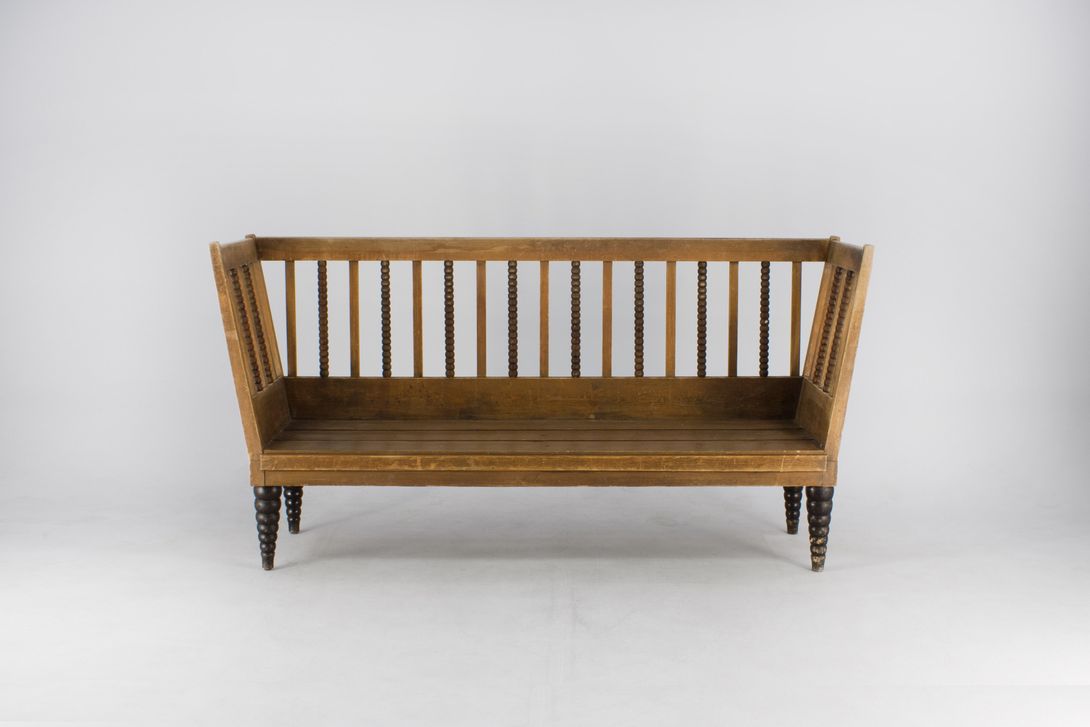 Foto Wooden Bench with Carved Back Frame
