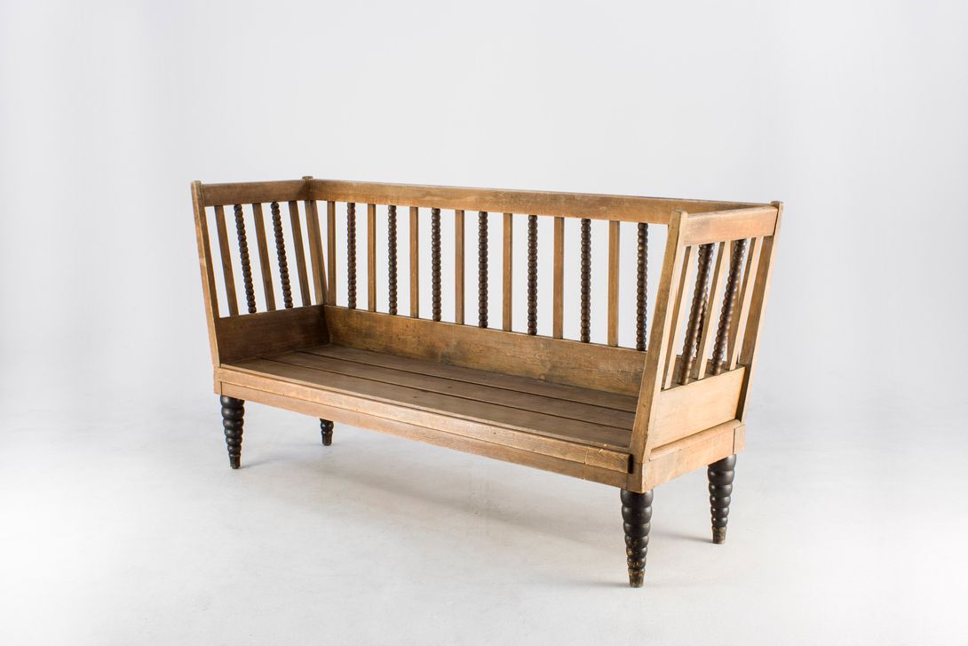 Foto Wooden Bench with Carved Back Frame