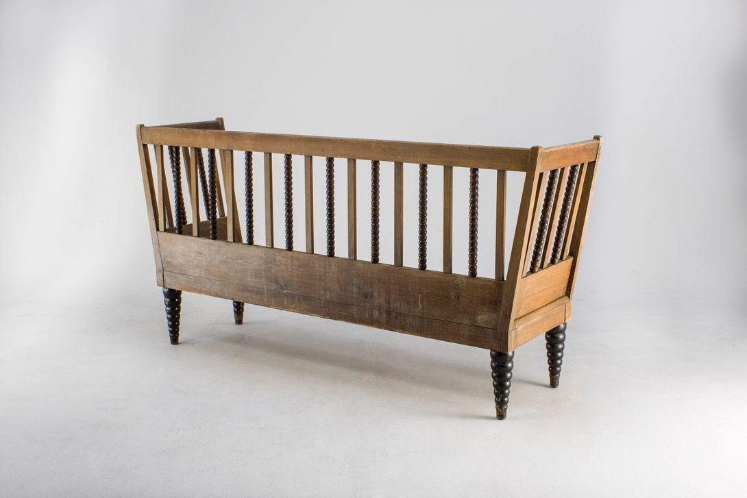Foto Wooden Bench with Carved Back Frame