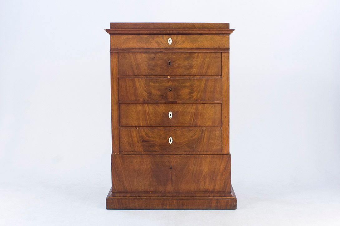 Foto Antique Wooden Dresser