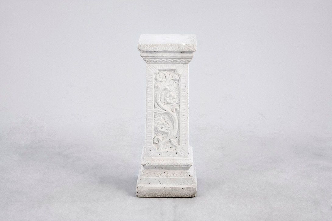 Foto White Column with Floral Ornament h68x25x25