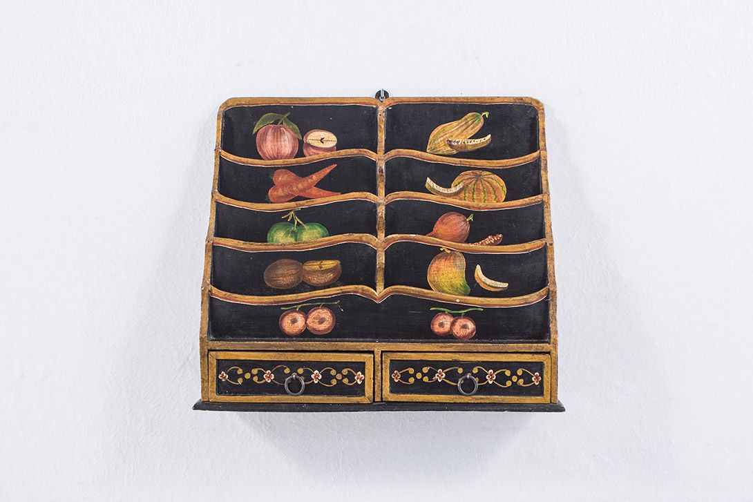 Foto Hanging Wall Shelf with Painted Fruits