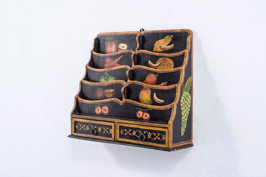 Foto Hanging Wall Shelf with Painted Fruits