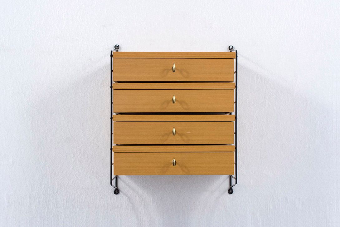 Foto Hanging Shelf with Four Drawers