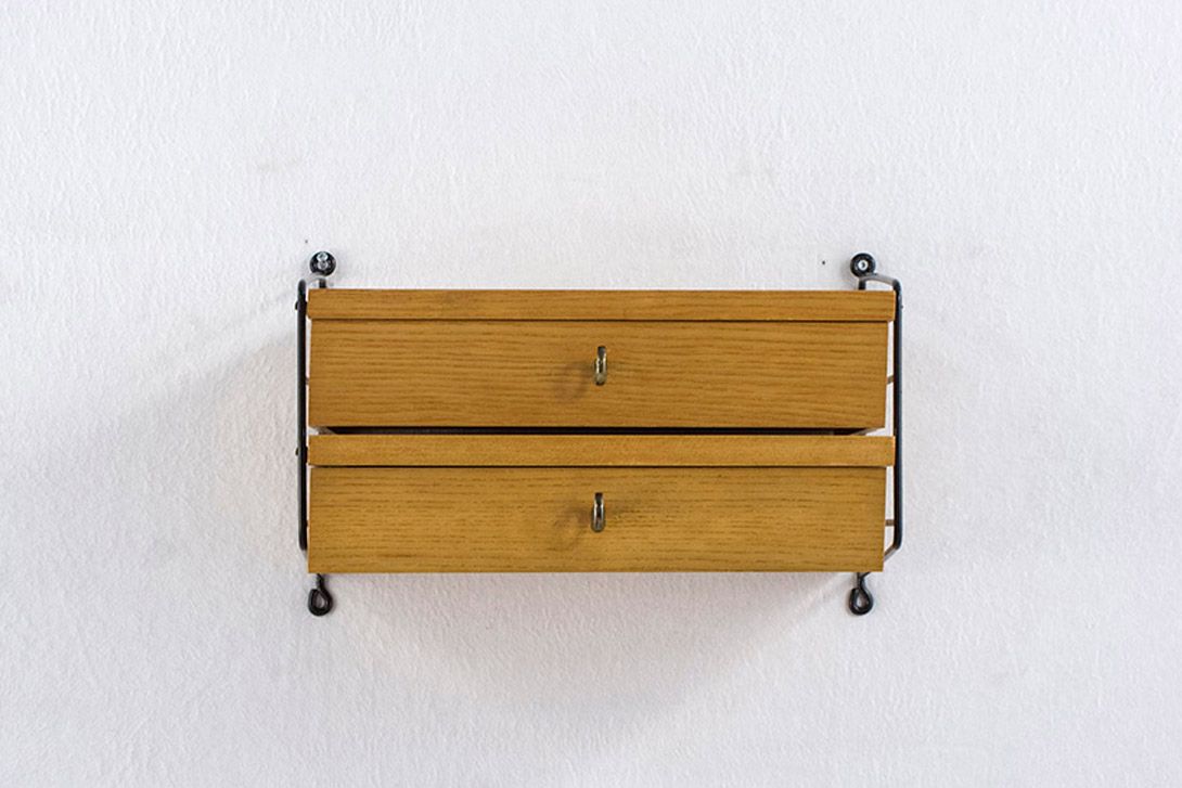 Foto Hanging Shelf with Two Drawers