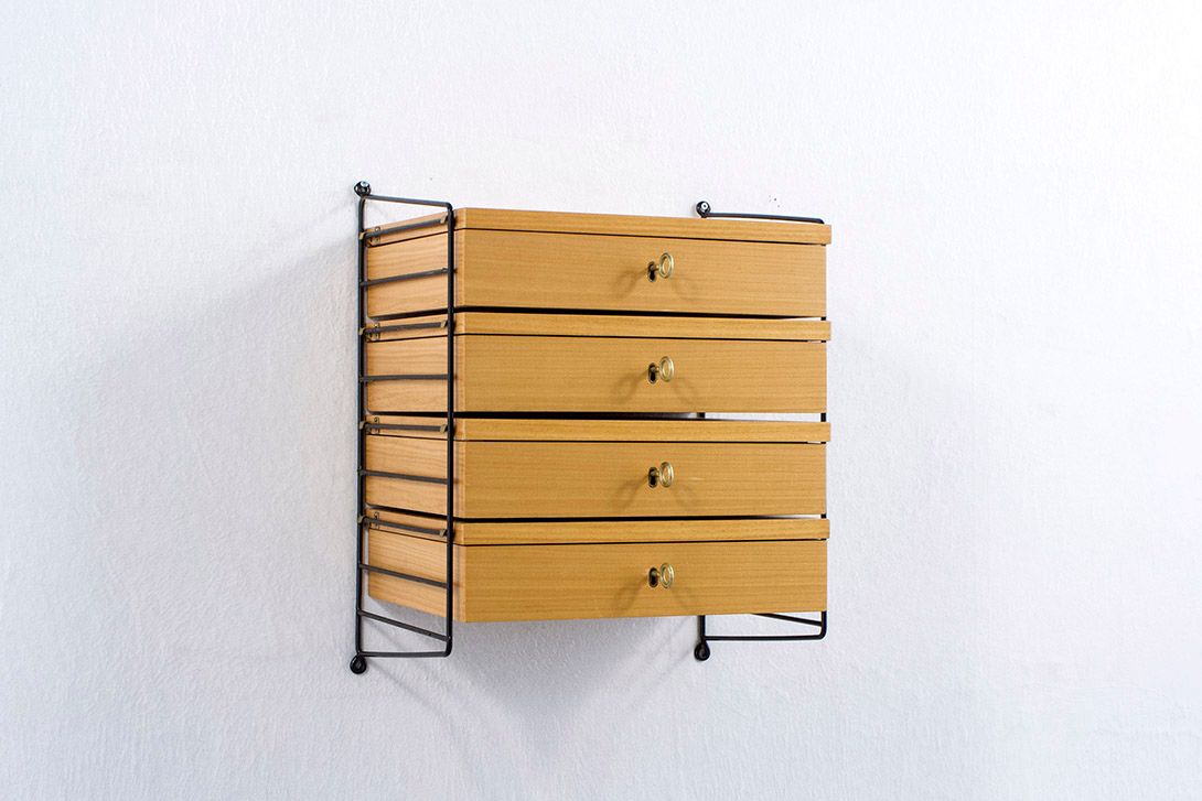 Foto Hanging Shelf with Four Drawers